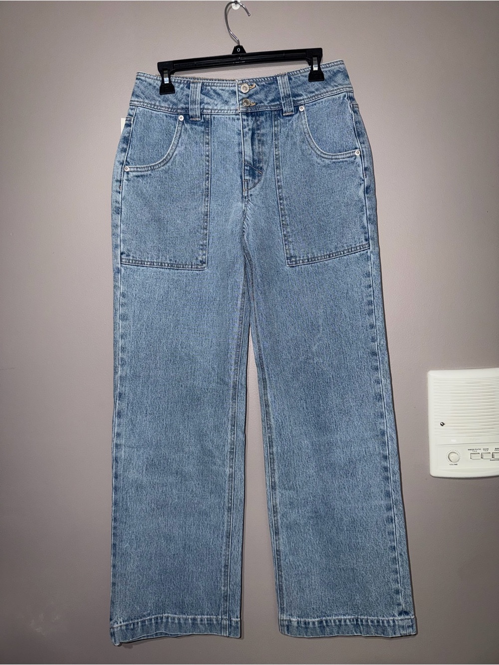 Light Blue Straight-Leg Women’s Jeans with Front Patch Pockets